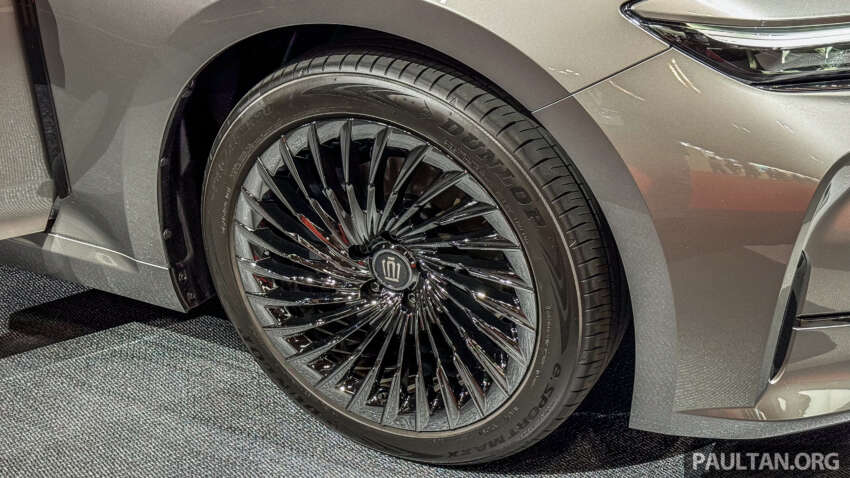 Toyota Crown Sedan FCEV – larger, luxury version of hydrogen-powered Mirai; Japan launch in November 1686544