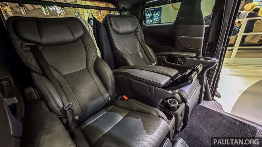 Toyota Vellfire Spacious Lounge concept tries to be a Lexus LM with a refrigerator, four seats, coat hanger 1686128