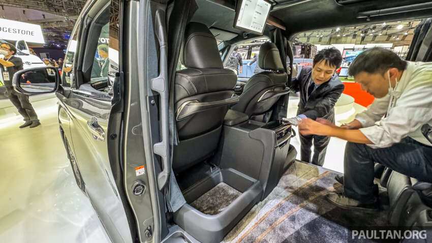 Toyota Vellfire Spacious Lounge concept tries to be a Lexus LM with a refrigerator, four seats, coat hanger 1686131