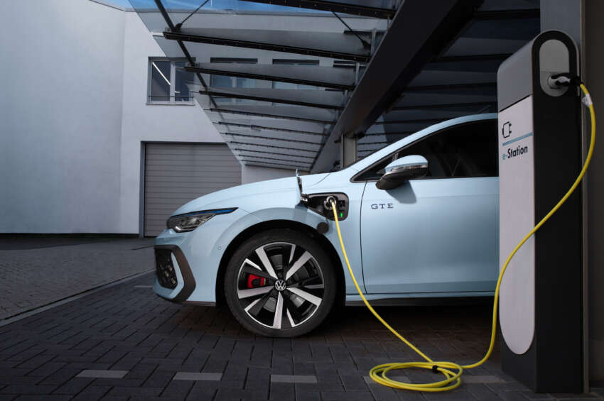 2024 Volkswagen Golf Mk8.5 facelift debuts – styling tweaks, physical buttons, GTE and GTI get more power 1719360