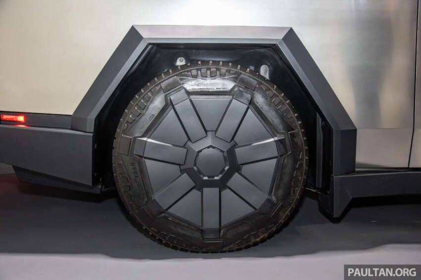 Tesla Cybertruck tiba di Malaysia – bakal dipamerkan di bilik pameran Mei nanti, tetapi bukan untuk dijual 1749485