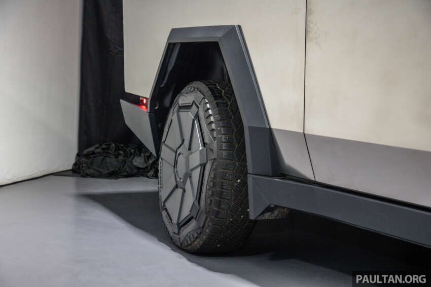 Tesla Cybertruck tiba di Malaysia – bakal dipamerkan di bilik pameran Mei nanti, tetapi bukan untuk dijual 1749492