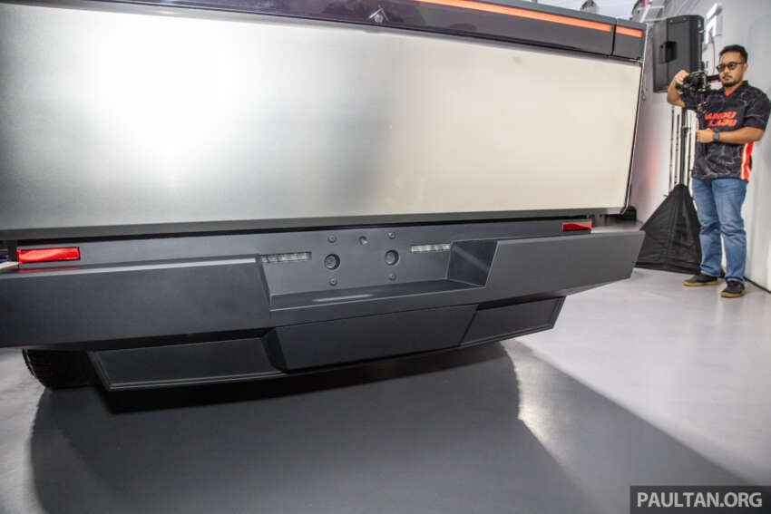 Tesla Cybertruck tiba di Malaysia – bakal dipamerkan di bilik pameran Mei nanti, tetapi bukan untuk dijual 1749497