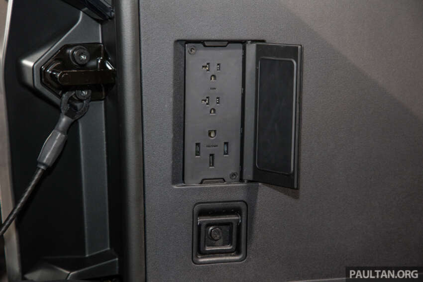 Tesla Cybertruck tiba di Malaysia – bakal dipamerkan di bilik pameran Mei nanti, tetapi bukan untuk dijual 1749525