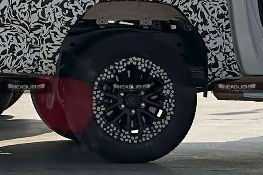 2025 Toyota Hilux Travo spied – new front, rear design for 9th gen, but cab and platform remain unchanged 1870930