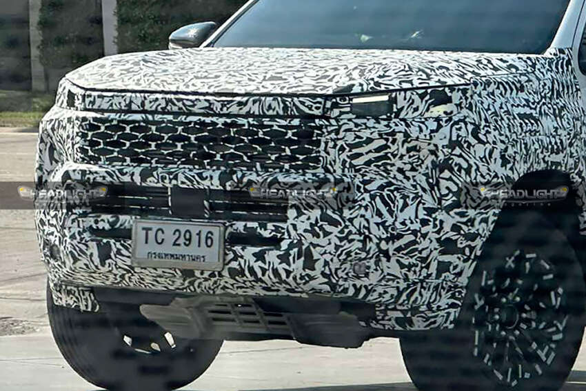 2025 Toyota Hilux Travo spied – new front, rear design for 9th gen, but cab and platform remain unchanged 1870927