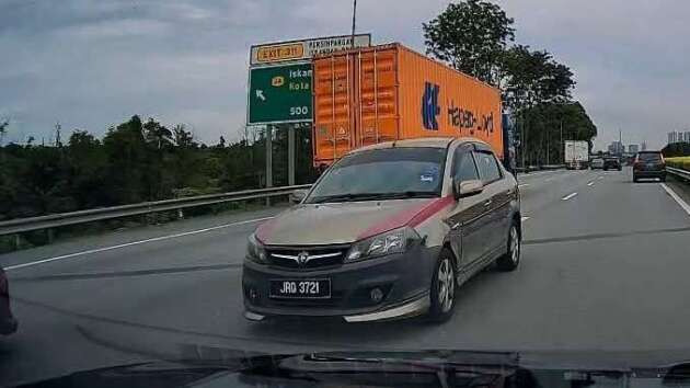 Proton Saga lawan arus di Link Kedua di Johor, hampir sebabkan kemalangan dengan beberapa kenderaan