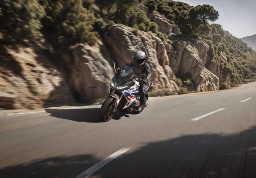 2025 BMW Motorrad R1300 RS sportsbike launched 1908587