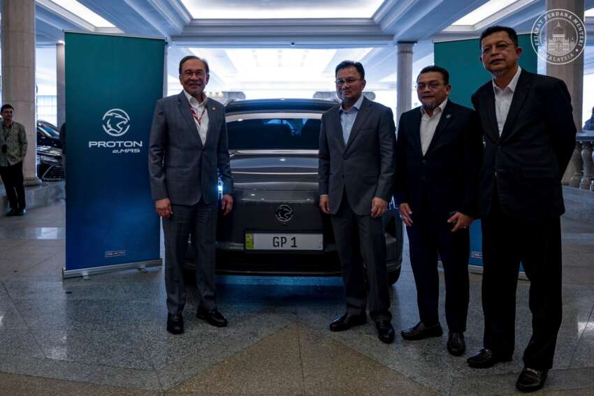 Anwar Ibrahim test drives Proton eMas 7, calls it a proud achievement of Malaysian automotive landscape 1917522