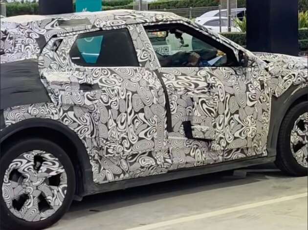 Perodua ‘QV-E’ diparkir sebelah BYD Atto 3 ketika sedang diuji tunjuk saiz dan rekabentuk sebenar