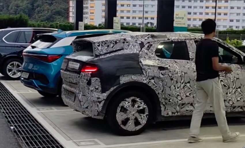 Perodua ‘QV-E’ EV parked next to BYD Atto 3 while testing shows good size, proportions; daring roofline 1922025