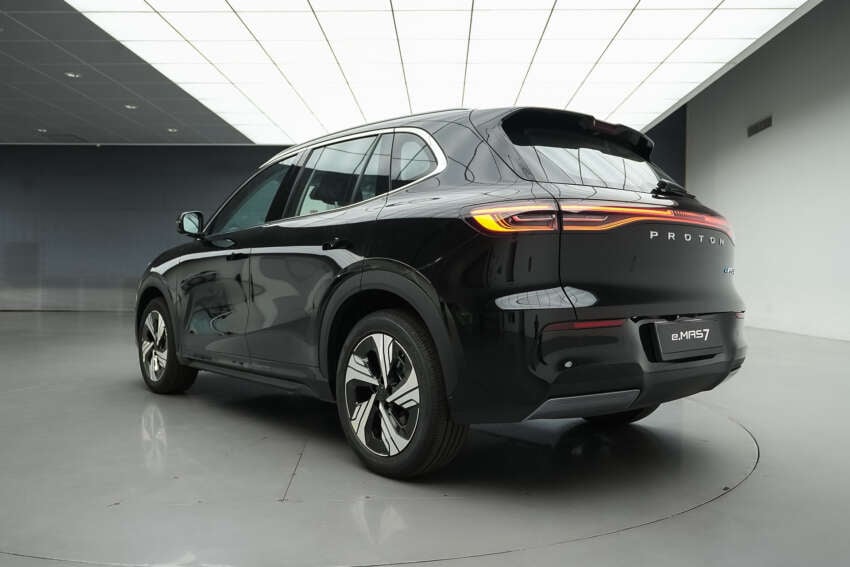 2025 Proton eMas 7 gets new Obsidian Black exterior, Alabaster White interior options, OTA Apple CarPlay 1935407
