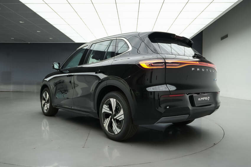 2025 Proton eMas 7 gets new Obsidian Black exterior, Alabaster White interior options, OTA Apple CarPlay 1935415