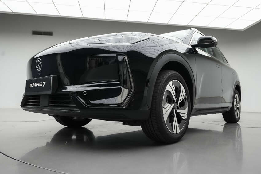 2025 Proton eMas 7 gets new Obsidian Black exterior, Alabaster White interior options, OTA Apple CarPlay 1935416