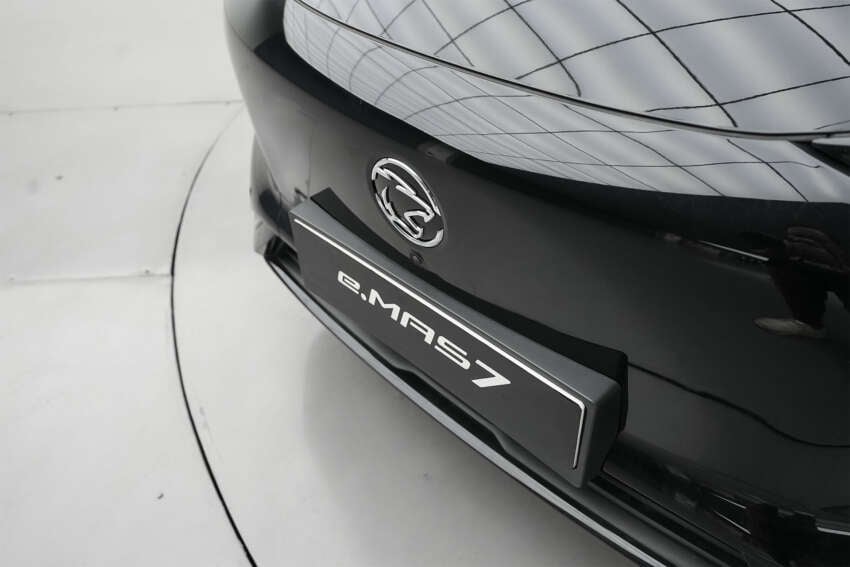 2025 Proton eMas 7 gets new Obsidian Black exterior, Alabaster White interior options, OTA Apple CarPlay 1935417