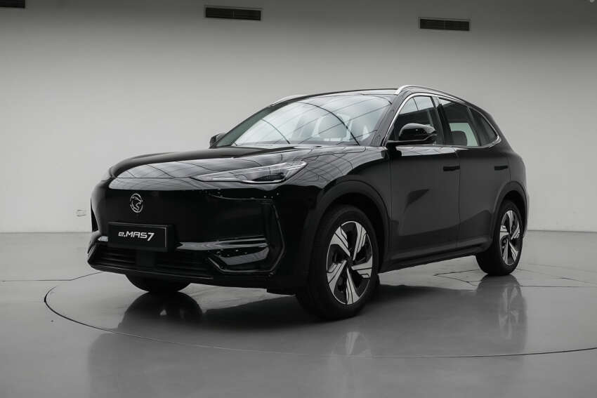 2025 Proton eMas 7 gets new Obsidian Black exterior, Alabaster White interior options, OTA Apple CarPlay 1935420