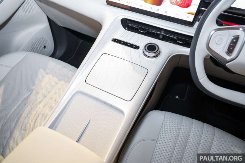 2025 Proton eMas 7 gets new Obsidian Black exterior, Alabaster White interior options, OTA Apple CarPlay 1935354