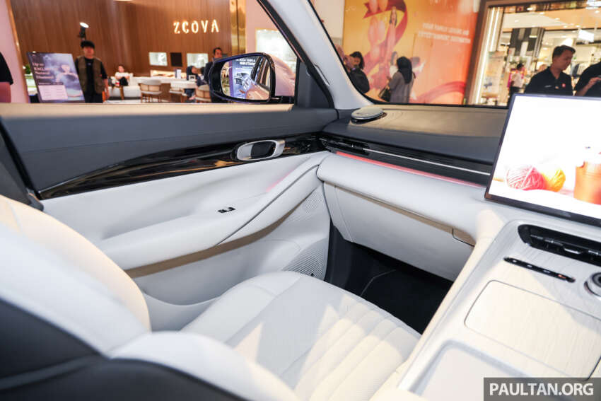 2025 Proton eMas 7 gets new Obsidian Black exterior, Alabaster White interior options, OTA Apple CarPlay 1935366
