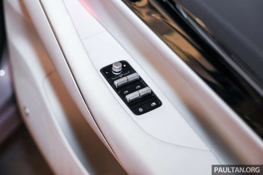2025 Proton eMas 7 gets new Obsidian Black exterior, Alabaster White interior options, OTA Apple CarPlay 1935369