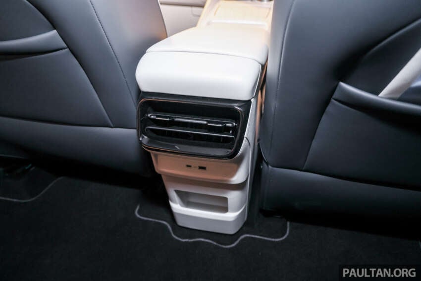 2025 Proton eMas 7 gets new Obsidian Black exterior, Alabaster White interior options, OTA Apple CarPlay 1935389