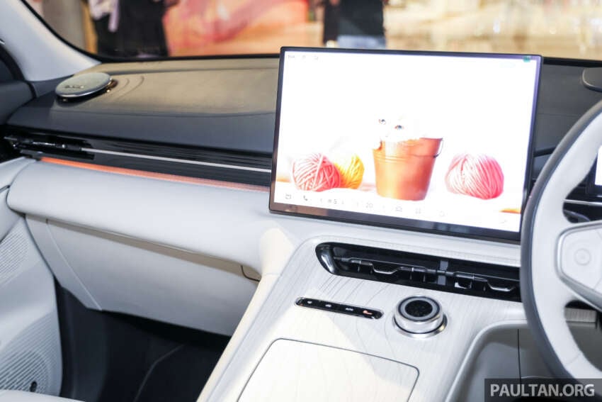 2025 Proton eMas 7 gets new Obsidian Black exterior, Alabaster White interior options, OTA Apple CarPlay 1935351