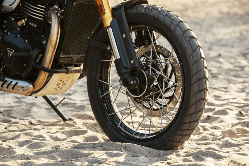 Triumph Scrambler 400 XC didedah – penampilan lebih lasak, rim spoked 19 inci depan dan 17 inci belakang 1938905
