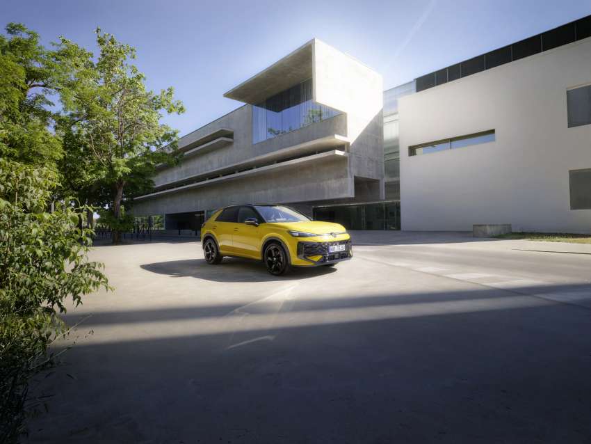 2025 Volkswagen T-Roc revealed – second-gen ‘Golf SUV’ is longer, 1.5L eTSI MHEV, column gear selector 1961825