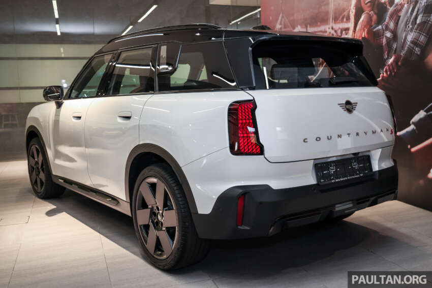 Stand out with the limited edition MINI Countryman S Shadowline and Stealth, exclusive to Auto Bavaria! 2061636