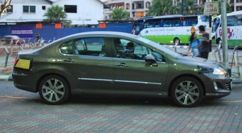 408-melaka-0002 Peugeot 408 spotted in Malacca with minimal disguise