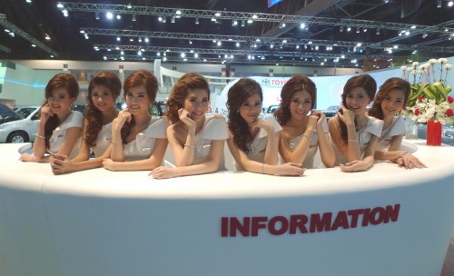P1080051 Bangkok Motor Show 2012 – the ladies say hello!