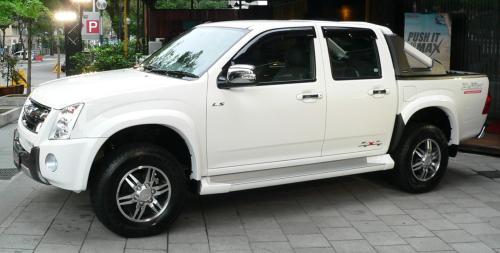 dmax 1 2011 Isuzu D-Max launched – more bling on the muscle