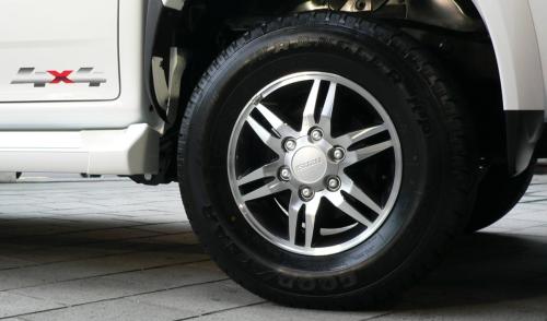 dmax 3 2011 Isuzu D-Max launched – more bling on the muscle