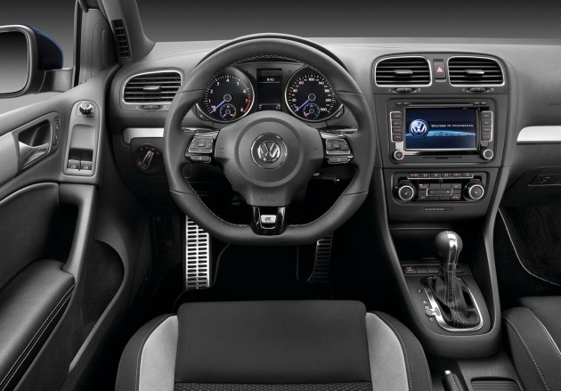 golf-r-dash Volkswagen R cars are here – Golf R and Passat CC R-Line