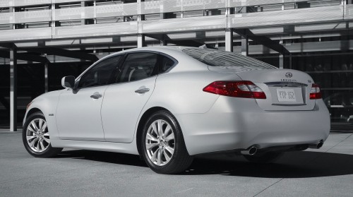m35h-10 Infiniti adds hybrid M35h and entry M25 to its local lineup