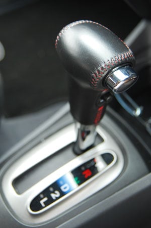 kia-rio-14-gear.jpg