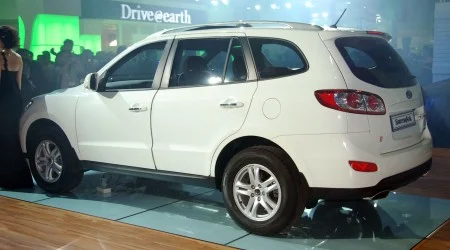 santa fe rear Hyundai Santa Fe and new Avante unwrapped at KLIMS